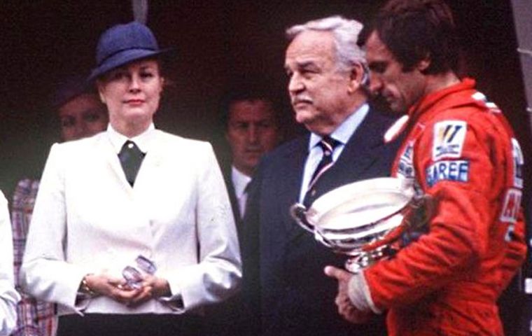 Reutemann recibió el trofeo de manos del Príncipe Rainiero y Grace Kelly tras ganar el Gran Premio de Mónaco en 1980