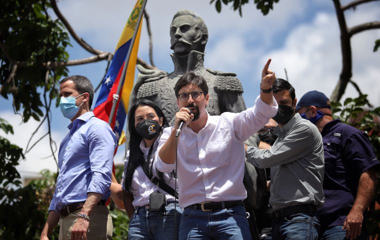 Guevara mostró en una transmisión en vivo a través de su cuenta de Instagram cuando agentes del régimen de Maduro se le acercaron en una carretera de Caracas