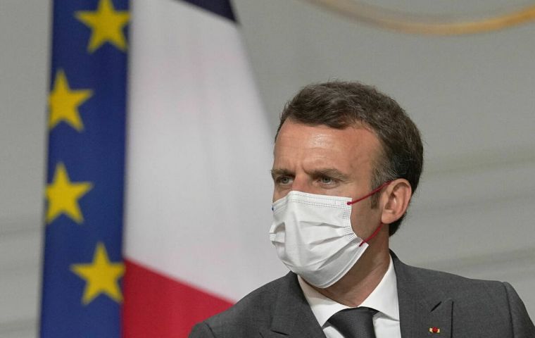 “La vacunación es una” cuestión de responsabilidad individual”, dijo Macron