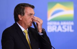 “Si empiezo a hablar mucho, la crisis del hipo regresa”, dijo Bolsonaro a sus partidarios el martes.