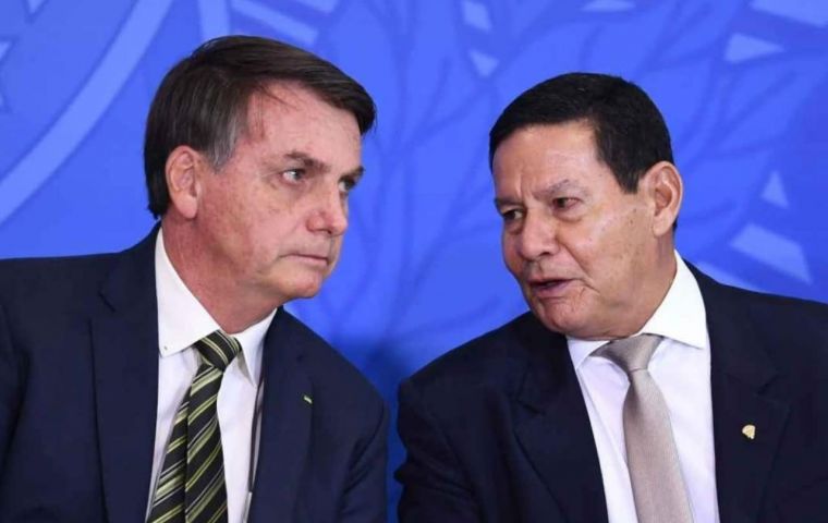 “Feliz con la mejora de nuestro PR Jair Bolsonaro. Sigo alentando su recuperación”, dijo Mourão.