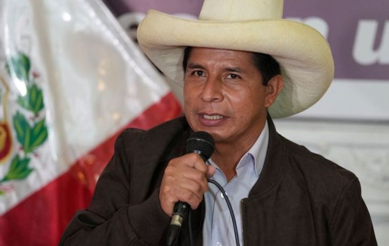 “Hacemos un llamado a ... las personas más distinguidas y comprometidas del país” a sumarse al nuevo gobierno, anunció Castillo.