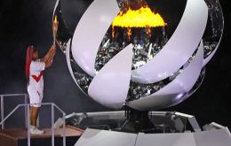 La tenista japonesa Naomi Osaka encendió el caldero olímpico