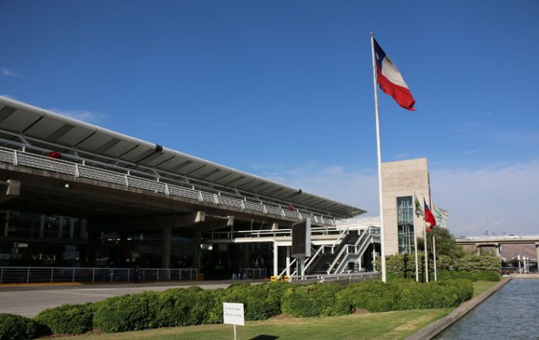 Los viajes internacionales se permitirán exclusivamente a través del aeropuerto internacional Arturo Merino Benítez de Santiago.