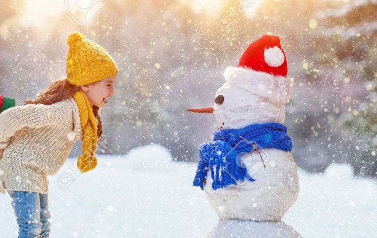  Los niños salieron a las calles para construir muñecos de nieve por primera y probablemente la última vez de sus vidas.