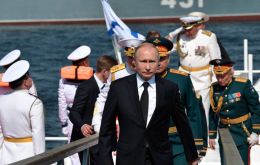 El presidente ruso, Vladimir Putin, supervisó el desfile del Día de la Marina en San Petersburgo el 25 de julio.