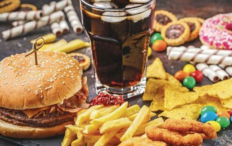  Esta ley ayuda a “tomar decisiones sobre el consumo o no de productos con niveles excesivos de azúcar, sodio, grasas y edulcorantes”, dijo Toro.