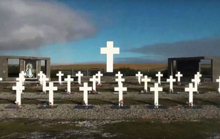 Vista general del Cementerio militar argentino con sus cruces y ermita en la localidad de Darwin. 