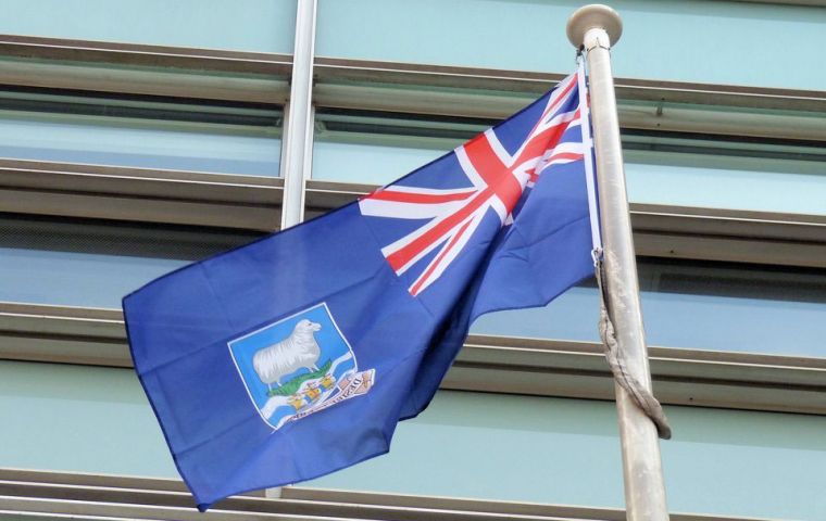 La bandera de las Falklands flameó en ambas cámaras de Westminster