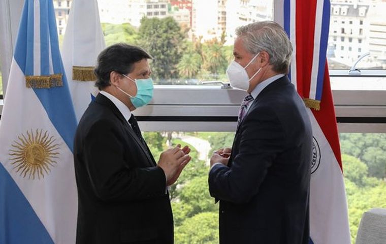 “Paraguay sigue la posición de la República Argentina con respecto a los debates dentro del Mercosur”, dijo Acevedo a Solá.