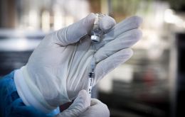 Río de Janeiro debió suspender vacunaciones por falta de dosis, mientras un solo individuo ha probado la mayoría de las diferentes marcas