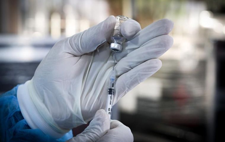 Río de Janeiro debió suspender vacunaciones por falta de dosis, mientras un solo individuo ha probado la mayoría de las diferentes marcas