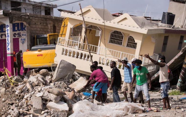 Haitianos desesperados roban suministros de los convoyes de ayuda