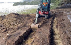 Lugar donde se despejó el terreno y se excavó en busca de enterramientos de restos humanos en Teal Inlet (Foto Cruz Roja)