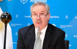 ”Puede haber diferencias, pero somos países hermanos”, resaltó el canciller Felipe Solá durante el acto en Buenos Aires junto al embajador Carlos Enciso 
