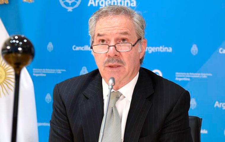 ”Puede haber diferencias, pero somos países hermanos”, resaltó el canciller Felipe Solá durante el acto en Buenos Aires junto al embajador Carlos Enciso 