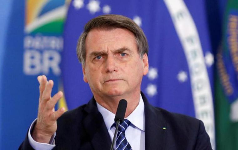“No se puede hablar de tratamiento temprano contra la pandemia, no se puede hablar en contra del voto electrónico”, se quejó Bolsonaro.