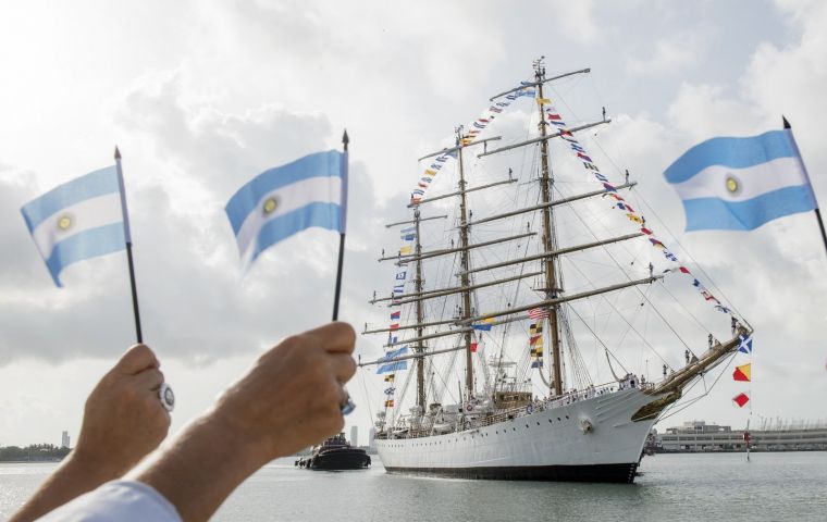 Se ordenó a la tripulación del ARA Libertad mantener al mínimo el contacto con autoridades chilenas