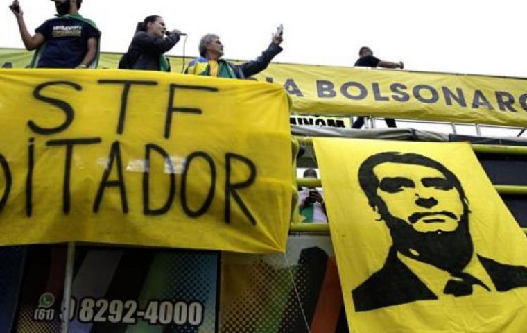 “Si alguien quiere jugar fuera de las cuatro líneas [de la Constitución], demostraremos que podemos hacer valer la voluntad y la fuerza del pueblo”, dijo Bolsonaro.