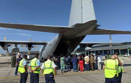 La aeronave fue recibida en el Aeropuerto Internacional José Martí de La Habana por la ministra de Ciencia, Pérez Montoya, y el embajador de Argentina, Ilarregui.