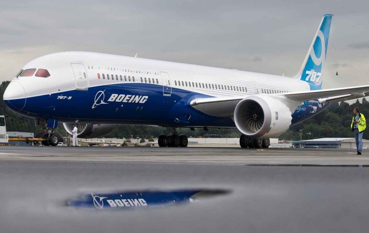 Boeing enfrenta cancelaciones de pedidos por valor de miles de millones de dólares si el avión no se entrega a tiempo