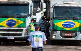 Bolsonaro se reunió con los manifestantes durante los descansos de una Cumbre del BRICS