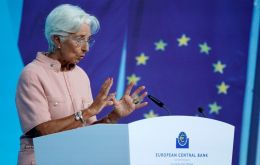 La presidenta del BCE, Lagarde resaltó que a pesar de buenas perspectivas, “aún no estamos fuera de la zona de peligro”