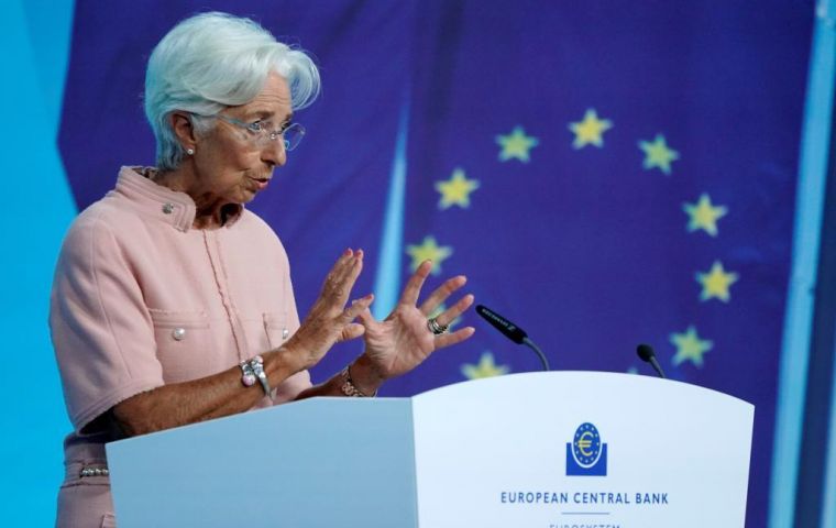 La presidenta del BCE, Lagarde resaltó que a pesar de buenas perspectivas, “aún no estamos fuera de la zona de peligro”