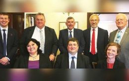 Los ocho integrantes de la actual Asamblea Legislativa de Falklands que se acerca al fin de su mandato pues el 4 de noviembre hay elecciones para su renovación 