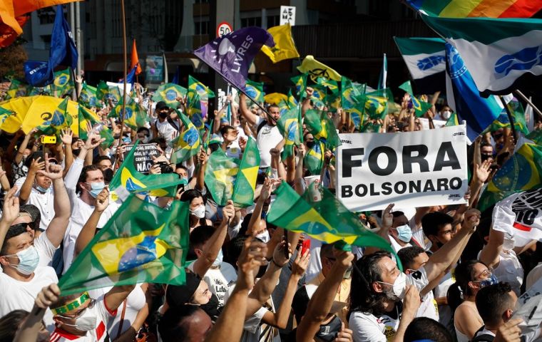 Las protestas no fueron respaldadas ni por Lula ni por el PT y algunos manifestantes cantaron contra él y Bolsonaro por igual