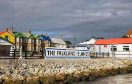 Las Falklands/Malvinas hoy son un territorio autónomo, con su propia Constitución, su propio gobierno y su propia judicatura