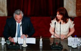 Alberto Fernández cede la jefatura del gabinete al candidato de su vicepresidenta y da calma en la crisis política.