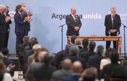 El presidente Fernández busca brindar respuestas a las personas afectadas por la pandemia de COVID-19