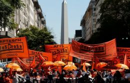 Manifestantes exigen salario mínimo mensual de AR $ 70.000