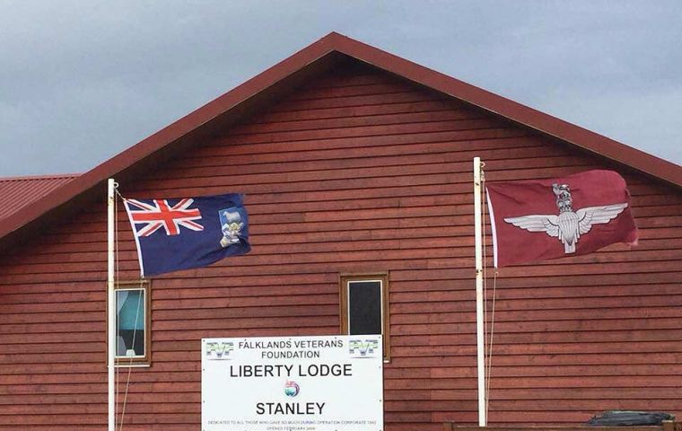 El Liberty Lodge es un hostal que mantienen los veteranos de la guerra de Falklands y sus miembros cuando visitan las Islas se alojan en sus comodidades