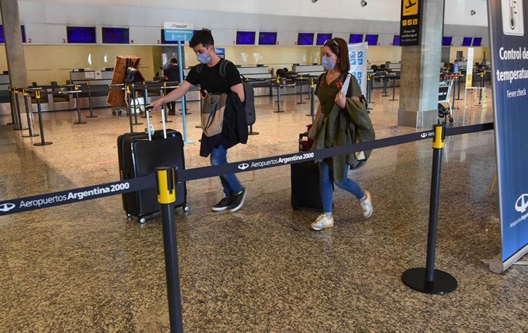 Los pasajeros que salen pueden estar acompañados, pero las personas que dan la bienvenida a los viajeros que llegan aún deben esperar fuera de la terminal aérea.