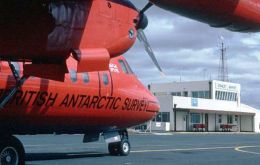 En el aeropuerto de la capital Stanley es común ver aviones menores de BAS que comunican directamente con las bases científicas en Antártida 