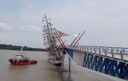Personal de la armada ecuatoriana en el remolcador Altar asistió al buque de Brasil ante la emergencia, pero el remolcador se hundió en el río Guayas