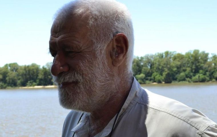 Schneider vivía en Uruguay, pero su cuerpo fue encontrado en la orilla argentina del río.