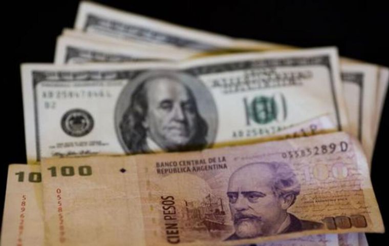 “El aumento no está en el dólar, el aumento está en el dólar no oficial”, dijo Cerruti.