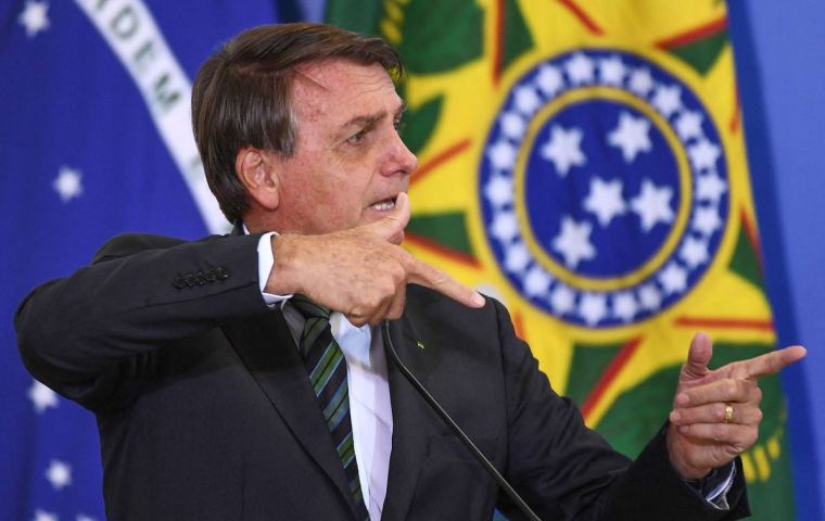 Bolsonaro sugirió el viernes que los campesinos brasileños compren armas.