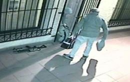 Imágenes de video muestran a López llegando a la puerta del convento con bolsas llenas de dinero