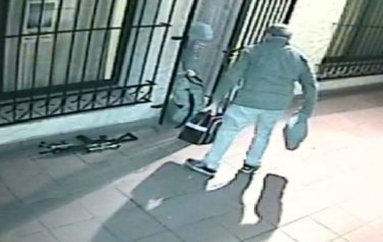 Imágenes de video muestran a López llegando a la puerta del convento con bolsas llenas de dinero