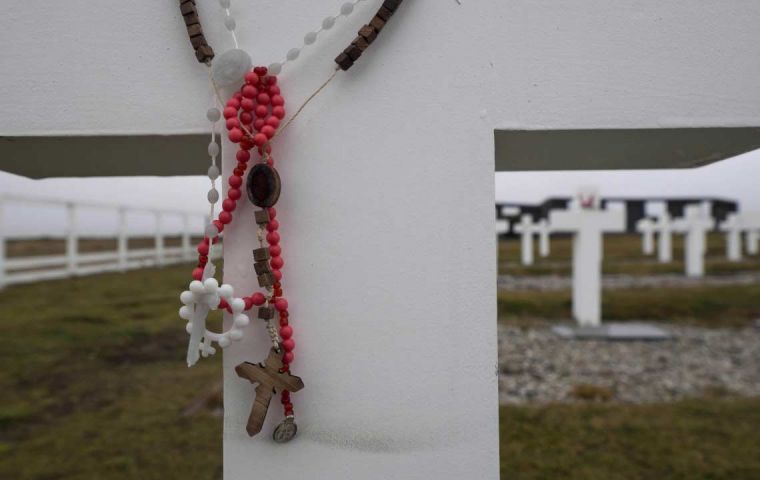 El Cementerio militar argentino donde expertos forenses pudieron identificar los restos de 115 soldados argentinos