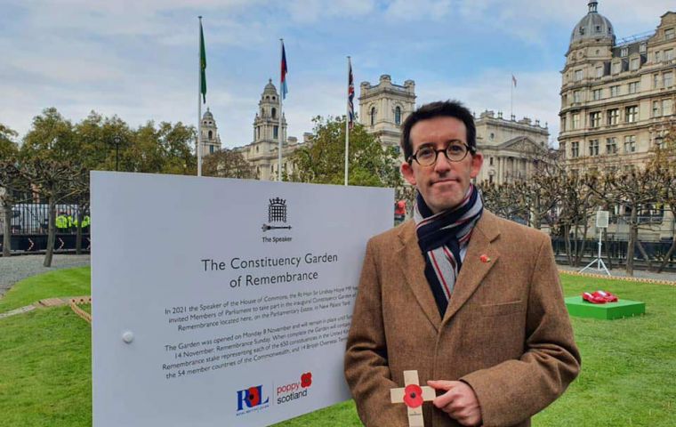 Richard Hyslop con su espadín en cruz para marcar los cien años de Remembrance, en el Jardín frente al Parlamento en Londres