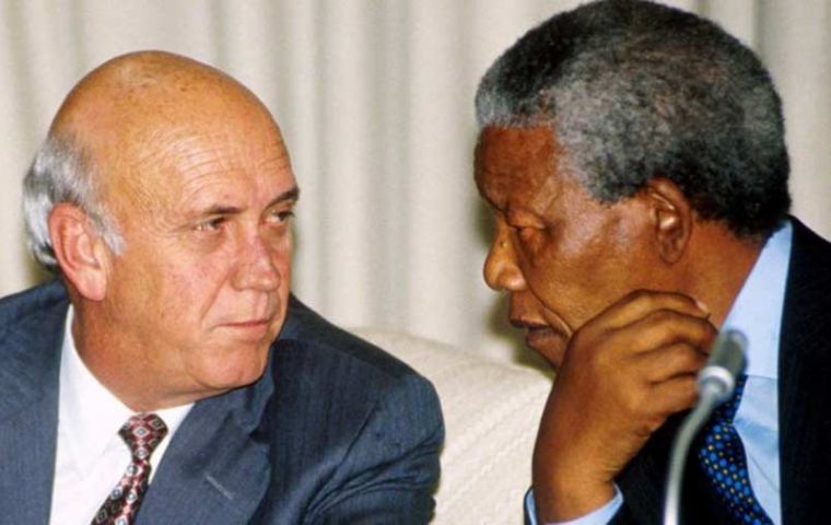 A pesar de poner fin al apartheid, De Klerk siguió siendo una figura controvertida en su país.