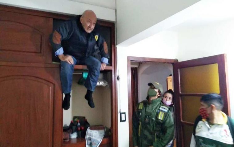El Teniente Coronel del Ejército (R) Cialceta estaba escondido en un armario