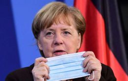  Merkel favorece una ampliación de la situación de emergencia, algo que rechazan los “partidos del semáforo”.