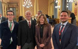  El representante  de las Falklands en Londres Richard Hyslop, Sir Lindsay Hoyle, la Legisladora Teslyn Barkman y Michael Betts