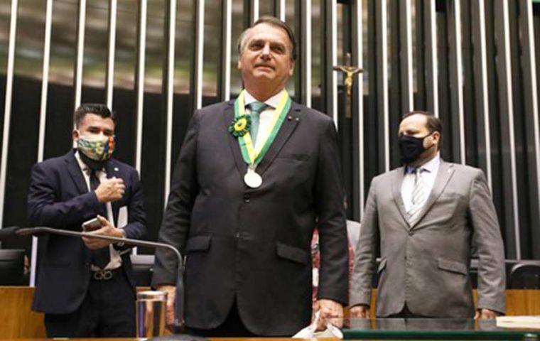 “Espero interactuar cada vez más con todos ustedes”, dijo Bolsonaro al recibir su medalla.